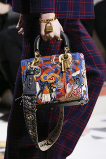 Details Christian Dior , Details Dior Fall 2018 Ready-to-Wear , Детали показа Кристиан Диор , Детали показа Диор осень зима 2018 , Fashion show , неделя моды в Париже , PFW , Мария Грация Кьюри , Mainstyles